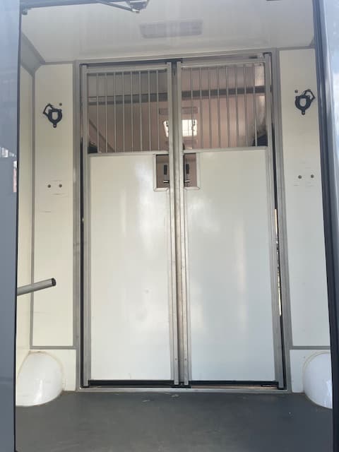 Interieur met stalwanden