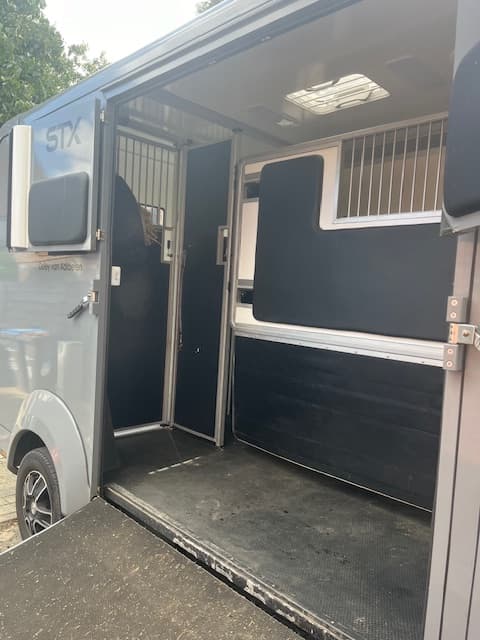 Zijklep open — laadruimte